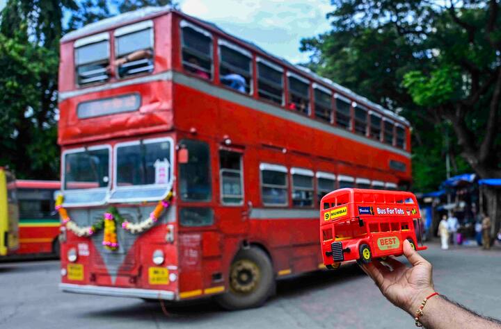 मुंबईची ओळख असणारी जुनी डबल डेकर बस सेवेतून निवृत्त झाली. 15 सप्टेंबरपासून डबल डेकर बस बंद करण्यात आल्या, यावेळी अनेक मुंबईकर या बसला निरोप देण्यासाठी उपस्थित होते.