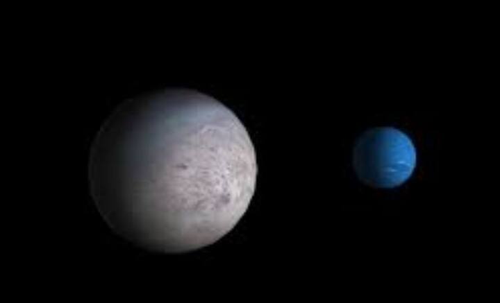 বিজ্ঞাীদের একাংশের দাবি, চরিত্রগত ভাবে খানিকটা প্লুটো এবং এরিসের সঙ্গে মিল রয়েছে ট্রাইটনের। সম্ভবত সেটি কুইপার বেল্টের অংশ ছিল। কোনও ভাবে ছিটকে এসে নেপচুনের চৌহদ্দির মধ্যে পড়ে এবং নেপচুনের অভিকর্ষ টানে আটকে বাঁধা পড়ে যায়।