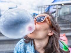 क्या बचपन में निगली हुई च्युइंगम अभी भी आपके पेट में है? जानिए एक्सपर्ट्स क्या कहते हैं