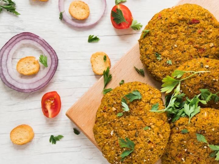 कद्दूकस किया हुआ चुकंदर लें और उसका रस निचोड़ लें. इसे एक कटोरे में इकट्ठा कर लें. कटोरे में मैश किया हुआ आलू डालें और अच्छी तरह मिलाएं.