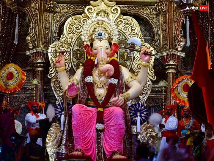 साल 2023 में लालबाग चा राजा की पहली झलक दिखाई गई. इस बार लालबागचा राजा की थी छत्रपति शिवाजी महाराज का राज्याभिषेक रखी गई है . इसी को ध्यान में रखते हुए पंडाला सजाया गया है. बप्पा को गुलाबी रंग के वस्त्र पहनाए हैं. ये लालबागचा राजा पंडाल का 90वां साल है.