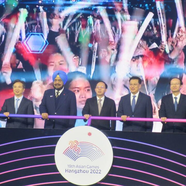 ਇਸ ਤੋਂ ਇਲਾਵਾ ਭਾਰਤ, ਇੰਡੋਨੇਸ਼ੀਆ ਤੇ ਜਪਾਨ ਨੇ ਦੋ-ਦੋ ਅਤੇ ਫਿਲਪਾਈਨਜ਼, ਇਰਾਨ ਤੇ ਕਤਰ ਨੇ ਇੱਕ-ਇੱਕ ਵਾਰ ਏਸ਼ਿਆਈ ਖੇਡਾਂ ਦੀ ਮੇਜ਼ਬਾਨੀ ਕੀਤੀ ਹੈ। ਚੀਨ ਨੇ ਇਸ ਤੋਂ ਪਹਿਲਾਂ 1990 ਵਿੱਚ ਬੀਜਿੰਗ ਅਤੇ 2010 ਵਿੱਚ ਗੁਆਂਗਜ਼ੂ ਵਿਖੇ ਏਸ਼ਿਆਈ ਖੇਡਾਂ ਕਰਵਾਈਆਂ ਸਨ।