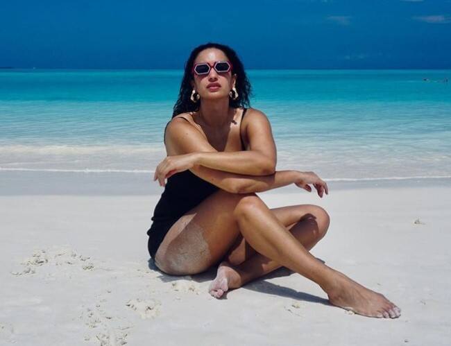 અભિનેત્રી એલિના ફર્નાન્ડિસ બ્લેક બિકિનીમાં બીચ પર ખૂબ જ હોટ અંદાજમાં પોઝ આપતી જોવા મળે છે.