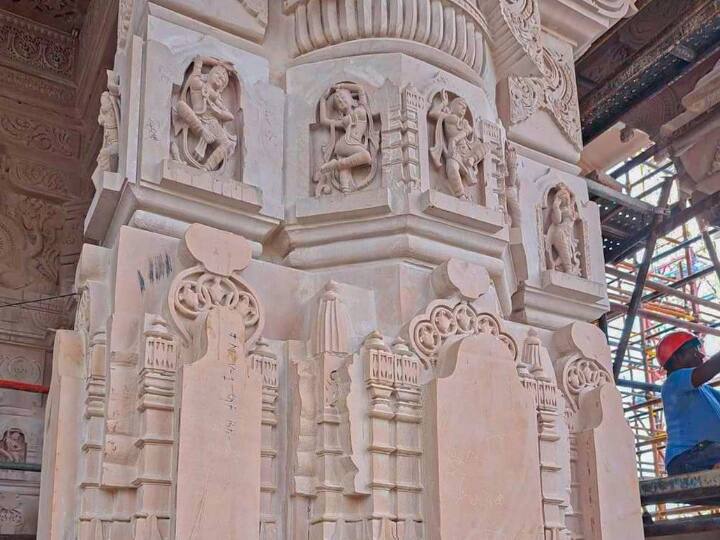 रामजन्मभूमि ट्रस्ट के महासचिव चंपत राय ने शनिवार को ये ताजा तस्वीरें शेयर की हैं. जिसमें मंदिर के अंदर बनाए गए खंबों की नक्काशी देखी जा सकती है.