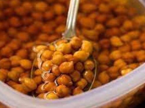 ਜੇਕਰ ਤੁਸੀਂ ਭਿੱਜੇ ਹੋਏ ਛੋਲਿਆਂ ਦਾ ਪਾਣੀ ਸੁੱਟ ਦਿੰਦੇ ਹੋ ਤਾਂ ਅਜਿਹੀ ਗਲਤੀ ਕਰਨੀ ਬੰਦ ਕਰ ਦਿਓ। ਇਸ ਨੂੰ ਪੀਣ ਨਾਲ ਤੁਹਾਨੂੰ ਜ਼ਬਰਦਸਤ ਫਾਇਦੇ ਮਿਲ ਸਕਦੇ ਹਨ। ਆਓ ਜਾਣਦੇ ਹਾਂ ਛੋਲਿਆਂ ਦਾ ਪਾਣੀ ਪੀਣ ਨਾਲ ਕਿਹੜੀਆਂ ਸਮੱਸਿਆਵਾਂ ਦੂਰ ਹੋ ਸਕਦੀਆਂ ਹਨ।