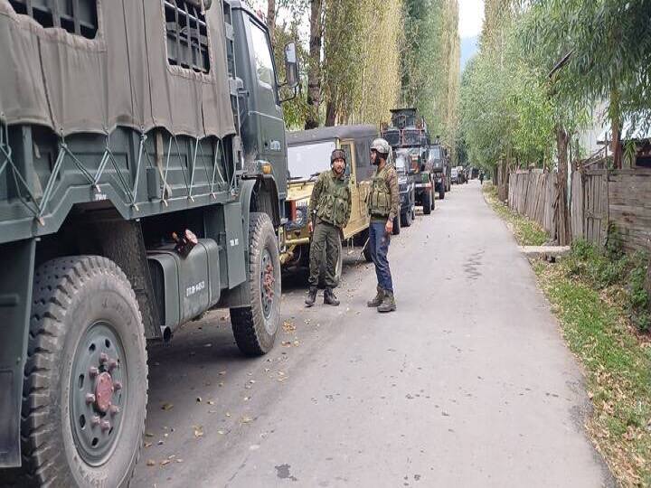 Jammu Kashmir Anantnag encounter continued 4th day 3 terrorists have been trapped Anantnag Encounter Update: अनंतनाग में चौथे दिन भी मुठभेड़ जारी, आतंकियों के खिलाफ रॉकेट लॉन्चर से बम बरसा रही सेना