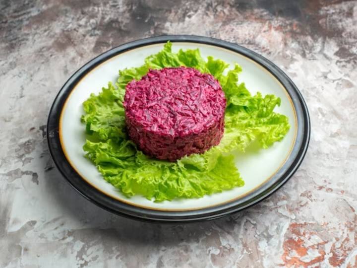 इसे बनाने के लिए आपको चाहिए चुकंदर, आलू और मुट्ठी भर मसाले. यह स्वादिष्ट कटलेट रेसिपी सिर्फ 1-2 चम्मच घी में तली जाती है. यह सेहत के हिसाब भी बहुत अच्छा होता है. आप नवरात्रि स्नैक्स पर इसे डीप फ्राई कर सकते हैं. लेकिन यह अनहेल्दी लगेगा. क्योंकि जब आप 10 दिन के व्रत पर है तो हल्का घी में ही पकाना इस कटलेट को सही होगा.