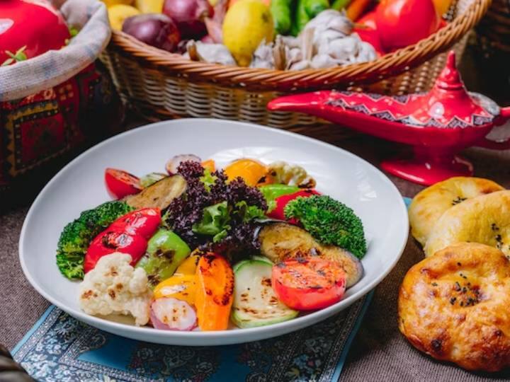 जिसका बाहरी भाग कुरकुरा और अंदर से नरम और मुंह में घुल जाने वाला होता है. इस स्नैक की सबसे अच्छी बात यह है कि इसे घर में मिलने वाले सामानों से आसानी से तैयार किया जा सकता है. सबसे पहले पनीर को क्यूब्स को काट लीजिए. फिर इसमें मसालें और नींबू के रस में मैरीनेट कीजिए. फिर कॉर्नफ्लोर और घोल में लपेट जाता है. लास्ट में ब्रेडक्रंब में रोल करके इसे तल लिया जाता है.