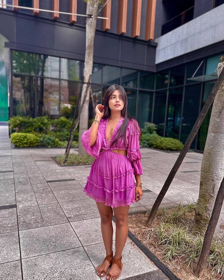 வல்லவனுக்கு புல்லும் ஆயுதம், இனிமே இப்படித்தான் ஆகிய படங்களில் சந்தானத்திற்கு ஜோடியாக நடித்து தமிழ் சினிமாவில் அறிமுகமானார்.