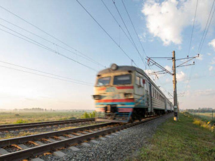 रेल के दोनों किनारों से लगने वाला पार्श्वकारी बल निश्चित सीमा के अंदर ही रहता है. जब तक पार्श्वकारी बल लंबवत लगने वाले बल से 30 या 40 प्रतिशत से अधिक नहीं होता. तब तक रेल के दुर्घटनाग्रस्त होने या पटरी से उतरने का खतरा नहीं है.