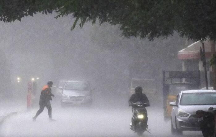 उत्तर महाराष्ट्रातील नंदूरबार, धुळे, जळगाव, नाशिकसह ठाणे, पालघर, मुंबईत आज मुसळधार पावसाचा अंदाज आहे.