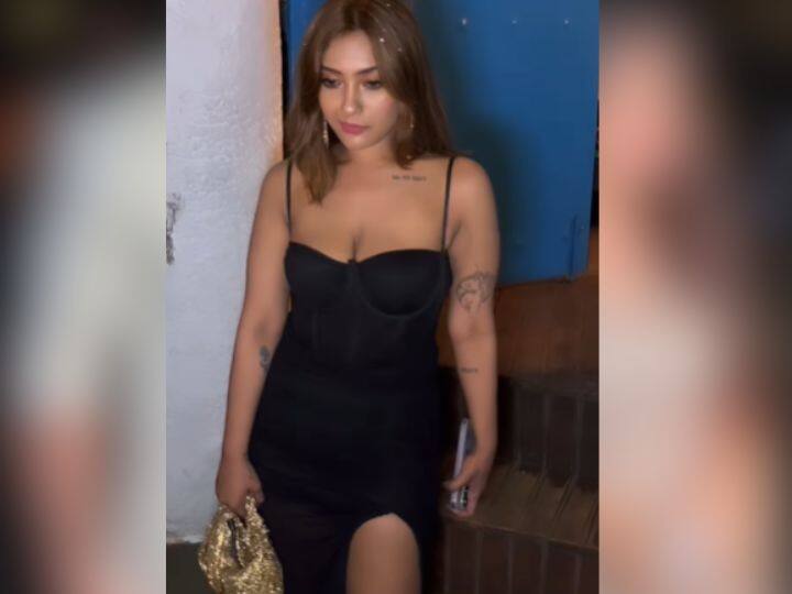 आशिका भाटिया ब्लैक ड्रेस में बेहद खूबसूरत लग रही थीं. इस पार्टी में आशिका अकेले पहुंचीं लेकिन बाद में उन्हें आकांक्षा और पलक के साथ पार्टी में फोटो खिंचवाते देखा गया.