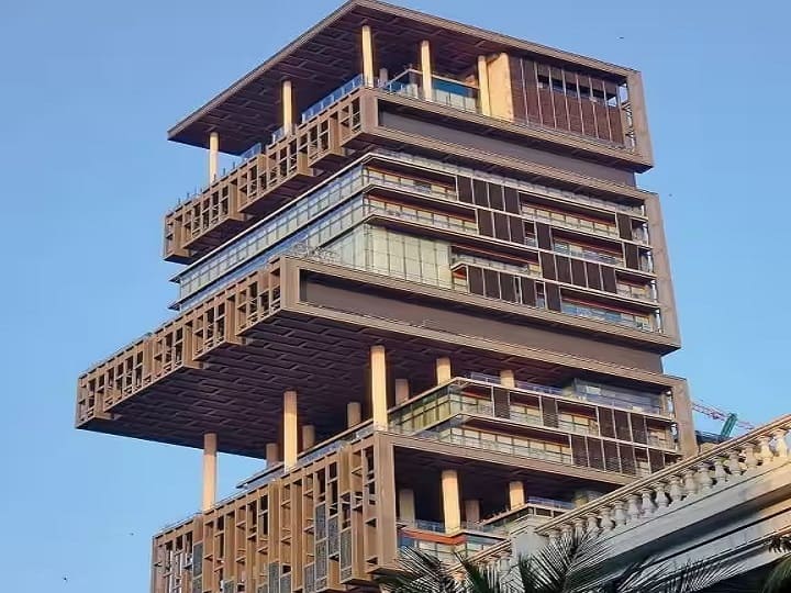 Most Expensive Houses in Mumbai: सपनों के शहर मुंबई में कई ऐसे घर और बंगले हैं, जिनकी कीमत करोड़ों में है. हम आपको ऐसे घरों के बारे में बता रहे हैं.