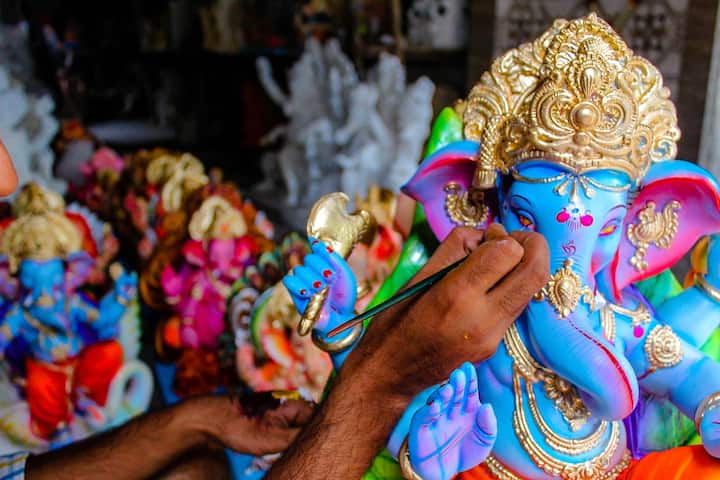 বলা হয়ে থাকে গণেশঠাকুরের বসার ভঙ্গি এবং বাম দিকে ঝুঁকে থাকাকে আরও শুভ বলে মনে করা হয়। এমন গণপতির মূর্তি পুজো করলে ঘরে সুখ, সমৃদ্ধি ও শান্তি আসে।