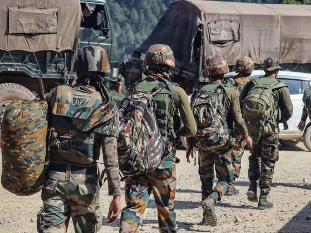 Video Terrorist Attack: பதுங்கியிருக்கும் பயங்கரவாதிகளை விரட்டும் முயற்சியில் ஆளில்லா விமான தாக்குதல்.. வெளியான வீடியோ..