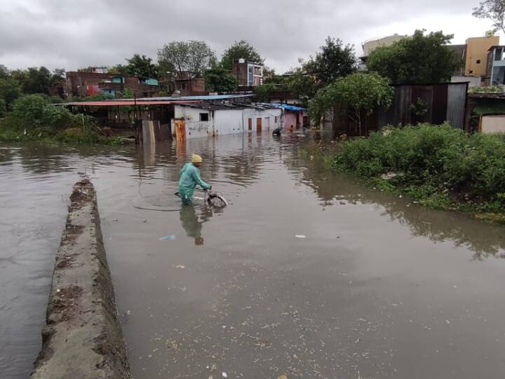 इंदौर जिले के चंद्रावतीगंज सहित कई गांव के मार्ग से संपर्क टूट गए हैं तो वहीं सभी नदी नाले तूफान पर है.  मौसम विभाग से मिली जानकारी के अनुसार शुक्रवार शाम 5:00 बजे से अब तक बारिश जारी है.