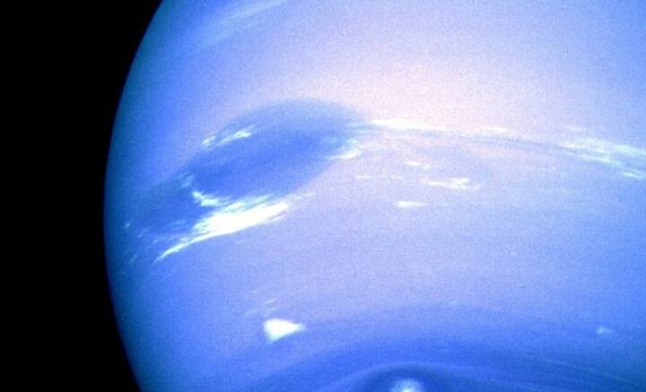 এর মধ্যে সবদিক থেকেই আলাদা ট্রাইটন। ১৮৪৬ সালে ট্রাইটনকে আবিষ্কার করেন ব্রিটিশ নাবিক তথা অপেশাদার জ্যোতির্বিদ উইলিয়াম ল্যাসেল। নেপচুন আবিষ্কার হওয়ার মাত্র ১৭ দিনের মাথায় ট্রাইটনের আবিষ্কার হয়। কিন্তু কাছ থেকে তোলা ট্রাইটনের ছবি পেতে ১৯৮৯ সাল পর্যন্ত অপেক্ষা করতে হয় পৃথিবীবাসীকে।