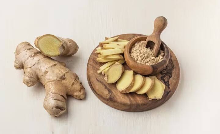 આદુમાં જીંજરોલ જેવા બાયોએક્ટિવ સંયોજનો હોય છે, જેમાં બળતરા વિરોધી ગુણધર્મો હોય છે. જર્નલ મોલેક્યુલ્સમાં પ્રકાશિત થયેલા એક અભ્યાસમાં જાણવા મળ્યું છે કે આદુમાં બળતરા વિરોધી અને એન્ટીઑકિસડન્ટ ગુણધર્મો છે. તમારા આહારમાં તેનો સમાવેશ કરવાથી બળતરા ઘટાડવામાં મદદ મળે છે અને પરિસ્થિતિઓથી રાહત મળી શકે છે.