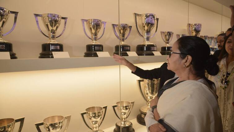 Mamata Banerjee visits Real Madrid's famous stadium Santiago Bernabeu Mamata Banerjee: সব খেলার সেরা...বার্নাবেউতে বল নাচালেন মমতা, ‘আমাদের সল্টলেক…’, টানলেন তুলনাও