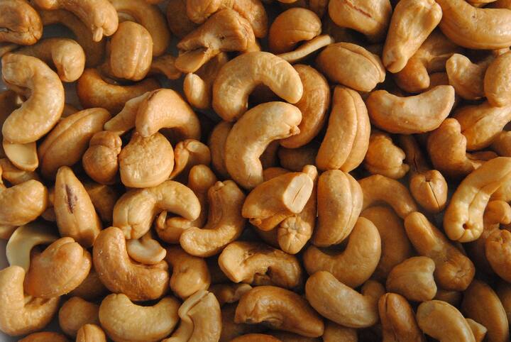 Cashew benefits : भिजवलेले काजू पचण्यास अत्यंत हलके असतात.