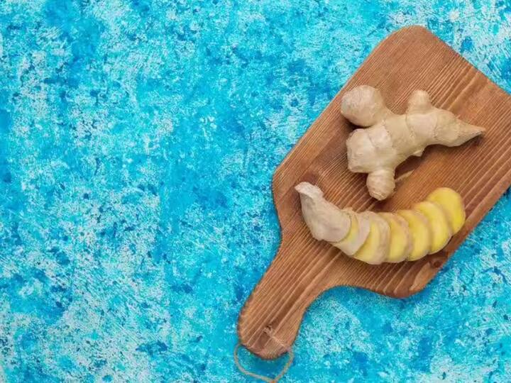 જો તમે અપચોની સમસ્યાનો સામનો કરી રહ્યા હો તો તમારા આહારમાં આદુનો સમાવેશ કરી શકો છો. અભ્યાસોએ દર્શાવ્યું છે કે આદુનો આ સમસ્યાઓના ઉપચાર તરીકે ઉપયોગ કરવામાં આવે છે. અધ્યયનોએ બતાવ્યું છે કે આદુ વ્યક્તિને ખોરાક પચાવવામાં જેટલો સમય લે છે તેના પર સકારાત્મક અસર કરે છે. તમારા આહારમાં આદુનો સમાવેશ કરવાથી તમે પેટમાં દુખાવો, પેટનું ફૂલવું, ખૂબ ભરેલું લાગવું, ઉબકા જેવી પાચન સમસ્યાઓથી છુટકારો મેળવી શકો છો.