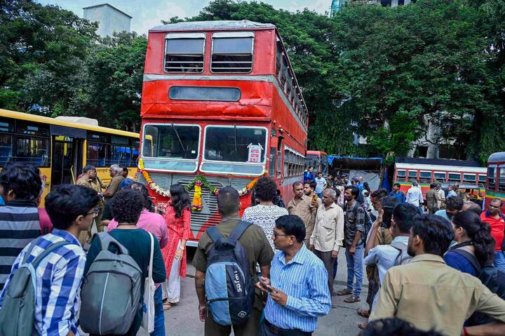 साध्या डबल डेकर बस 15 सप्टेंबरपासून सेवेतून निवृत्त झाल्या आहेत, तर मुंबई दर्शन घडवणाऱ्या ओपन डेक डबल डेकर बस 5 ऑक्टोबरनंतर सेवेतून पूर्णत: बंद होणार आहेत.
