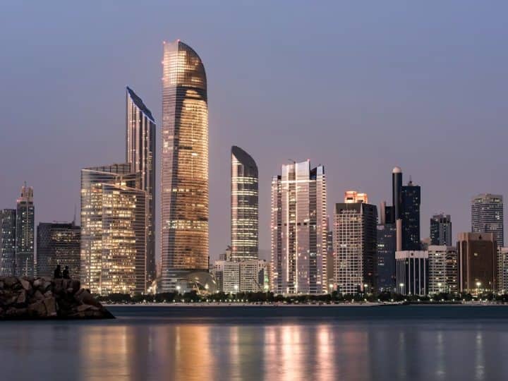 बड़ी मात्रा में पूंजी वाले किसी व्यक्ति के लिए निवेश करके या रियल एस्टेट संपत्तियों का मालिक बनकर यूएई गोल्डन वीजा प्राप्त करना संभव है. हालांकि निवेशकों और कारोबारियों के अलावा, यूएई गोल्डन वीजा विदेशियों के लिए भी बिना कोई निवेश किए उपलब्ध है.