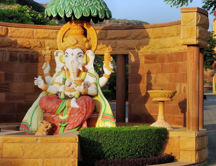 গণপতির প্রতিমা উত্তর দিকে স্থাপন করা শুভ বলে মনে করা হয়। শাস্ত্রমতে, এই দিকটিকে মা লক্ষ্মী এবং ভগবান শিবের দিক হিসাবে বিবেচনা করা হয়। ভগবান গণেশের মুখ এই বিশেষ দিকে রাখলে ভগবান গণেশের পাশাপাশি মহাদেব ও মা লক্ষ্মীর আশীর্বাদ পাওয়া যায়।