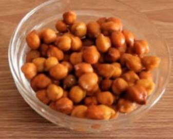 ਭਿੱਜੇ ਛੋਲਿਆਂ ਦਾ ਪਾਣੀ ਪੀਣ ਨਾਲ ਇਮਿਊਨਿਟੀ ਵਧ ਸਕਦੀ ਹੈ। ਅਸਲ 'ਚ ਇਸ 'ਚ ਕਈ ਪੋਸ਼ਕ ਤੱਤ ਪਾਏ ਜਾਂਦੇ ਹਨ, ਜੋ ਤੁਹਾਨੂੰ ਅੰਦਰੋਂ ਮਜ਼ਬੂਤ​ਬਣਾਉਂਦੇ ਹਨ। ਚਨੇ ਵਿੱਚ ਕਾਰਬੋਹਾਈਡਰੇਟ, ਪ੍ਰੋਟੀਨ, ਫਾਈਬਰ, ਕੈਲਸ਼ੀਅਮ, ਮੈਗਨੀਸ਼ੀਅਮ, ਫਾਸਫੋਰਸ, ਪੋਟਾਸ਼ੀਅਮ, ਵਿਟਾਮਿਨ ਏ, ਬੀ, ਸੀ, ਡੀ ਭਰਪੂਰ ਮਾਤਰਾ ਵਿੱਚ ਹੁੰਦਾ ਹੈ। ਜੇਕਰ ਤੁਸੀਂ ਇਸ ਨੂੰ ਭਿਉਂਦੇ ਹੋ, ਤਾਂ ਇਸ ਦੇ ਸਾਰੇ ਵਿਟਾਮਿਨ ਤੇ ਖਣਿਜ ਪਾਣੀ ਵਿੱਚ ਲੀਨ ਹੋ ਜਾਂਦੇ ਹਨ। ਇਸ ਨੂੰ ਪੀਣ ਨਾਲ ਇਮਿਊਨਿਟੀ ਵਧ ਸਕਦੀ ਹੈ।