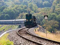 भारी बारिश हो या तेज़ स्पीड...ट्रेन कभी फिसलती क्यों नहीं, क्या है इसके पीछे की साइंस