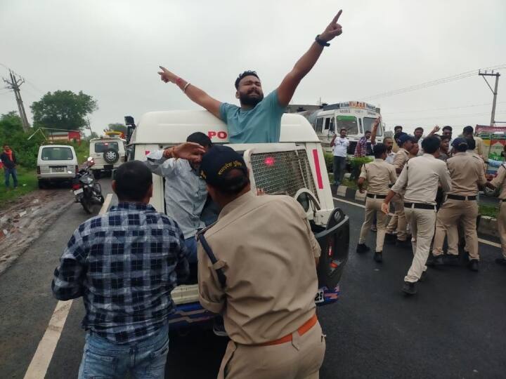 Jan Ashirwad Yatra black flag protest in Sehore Against CM Shivraj Singh Chouhan police detained Karni Sena members Ann MP News: सीएम शिवराज के जिले में जन आशीर्वाद यात्रा को काले झंडे दिखाने की कोशिश, करणी सेना के सदस्य पुलिस हिरासत में