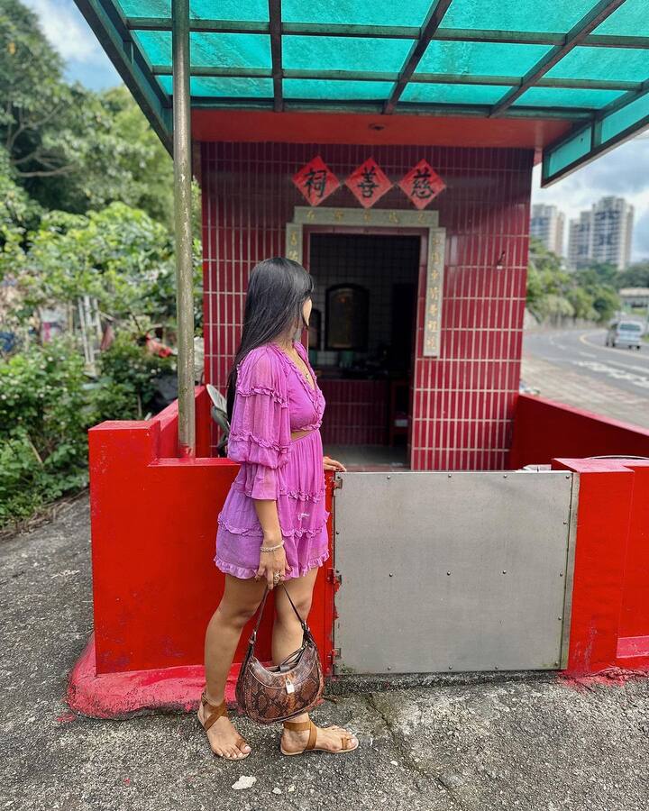 அதனை தொடர்ந்து மீன் குழப்பும் மண் பானையும், கன்னித்தீவு உள்ளிட்ட படங்களில் நடித்தாலும் கவனத்தை ஈர்க்க தவறினார் ஆஷ்னா.