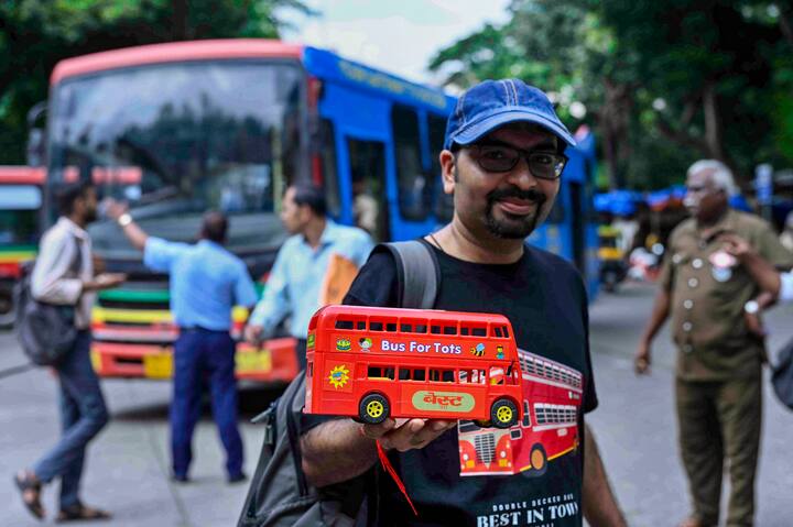 15 सप्टेंबरला डबल डेकर बसला निरोप देण्यासाठी अनेक मुंबईकर मरोळ बस डेपोत उपस्थित होते. अंकुर नावाच्या डबल डेकर बसच्या चाहत्याने ही खास टॉय बस बनवून आणली होती. यावेळी अंकुरने म्हटलं, हा क्षण त्याच्यासाठी खूप भावनिक आहे कारण त्याने आपलं संपूर्ण आयुष्य या बसमधून प्रवास केला आहे. याच कारणामुळे तो गेल्या तीन दिवसांपासून दररोज येत असून त्याने यावेळी खास टी शर्ट देखील बनवून घेतलं होतं.