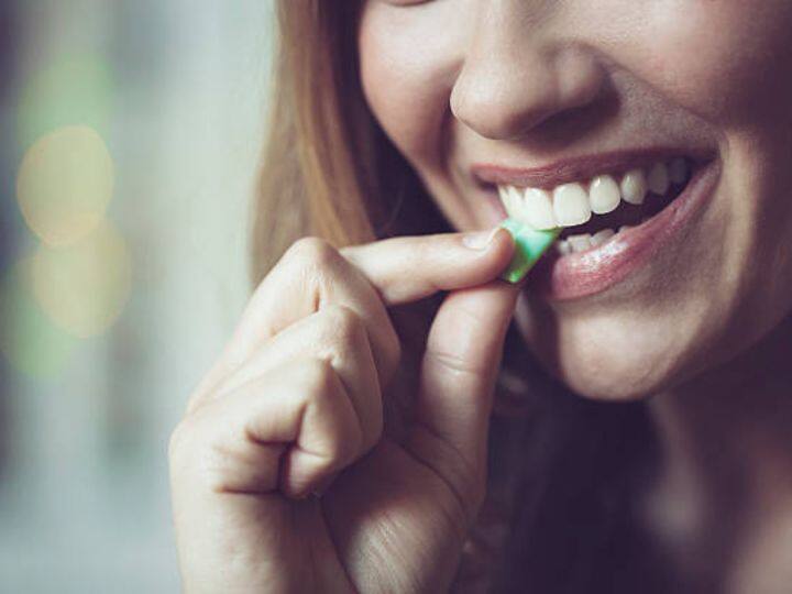 दरअसल, च्युइंगम (Chewing Gum) अघुलनशील होता है. इसलिए हमारा बॉडी इन्हें तोड़ने के लिए डाइजेस्टिव एंजाइम को प्रॉड्यूस भी नहीं करता है. हालांकि जैसे बाकी फूड आइटम्स डाइजेशन प्रोसेस के तहत आगे बढ़ते हैं, ठीक उसी तरह च्युइंगम (Chewing Gum) भी आगे बढ़ता है और पॉटी के जरिए बॉडी से बाहर निकल जाता है.