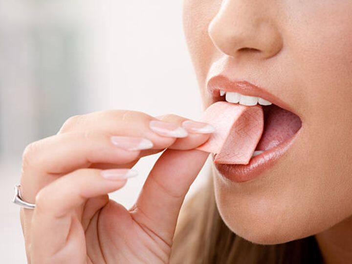 च्युइंगम (Chewing Gum) लचीली और चिपचिपी होती है. आप इन्हें आराम से घंटों तक चबा सकते हैं. हालांकि ये चबाने के बावजूद ठोस बनी रहती है. इनकी बनावट में कोई बदलाव नहीं दिखता. इसी वजह से यह माना जाता है कि कई बार च्युइंगम (Chewing Gum) पेट की परत में रह जाता है और आंत के कार्यों में रुकावट भी पैदा करता है.