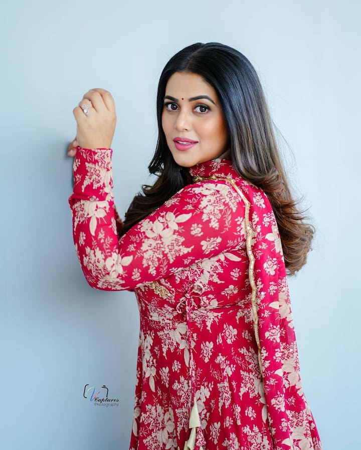 పూర్ణ అందమైన ఫోటోలు Photo Credit: Shamna Kkasim ( purnaa )/Instagram
