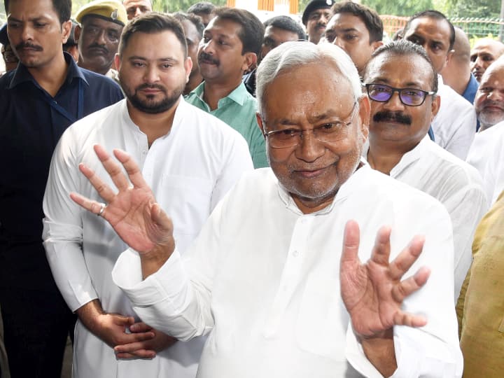 CM Nitish Kumar statement on issue of ban on journalists by India Alliance India Alliance: 'गलत बात है', पत्रकारों पर पाबंदी के मुद्दे पर नीतीश कुमार 'इंडिया' गठबंधन से अलग रखते हैं राय, जानिए क्या कहा