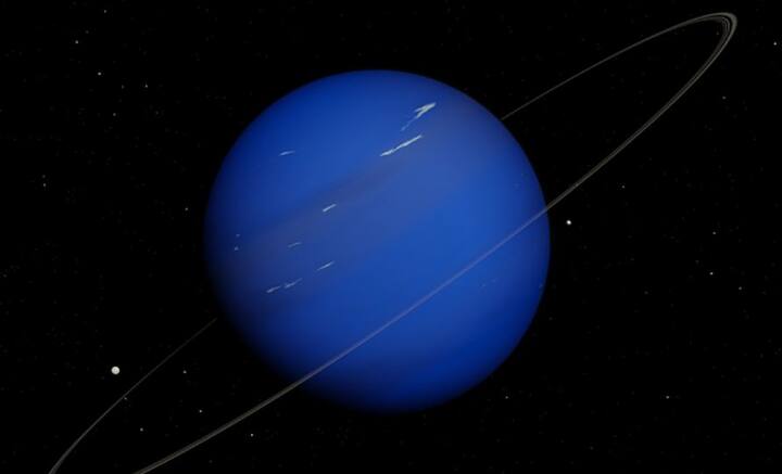 ভয়েজার ২ কৃত্রিম উপগ্রহই প্রথম ট্রাইটনের ছবি তোলে। ট্রাইটনের উপরিভাগের ৪০ শতাংশের উপরই নজরদারি চালাতে সক্ষম হয় ভয়েজার ২। কিন্তু তাতেই চমকপ্রদ তথ্য হাতে এসে পৌঁছয়। জানা যায়, নেপচুনের বাকি উপগ্রহগুলির মতো মোটেই আকারে ছোট নয় ট্রাইটন। বরং বাকি ১৩টির সামগ্রিক আয়তন যা, তার চেয়েও ২০০ গুণ বড় ট্রাইটন।