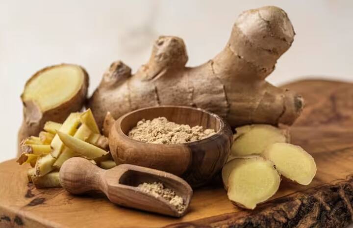 આદુમાં કેન્સર વિરોધી ગુણધર્મો હોઈ શકે છે અને કેટલાક કેન્સર કોષોના વિકાસને અટકાવી શકે છે. જર્નલ ઓફ ગેસ્ટ્રોએન્ટેરોલોજીમાં પ્રકાશિત થયેલા એક અભ્યાસમાં જાણવા મળ્યું છે કે આદુમાં કેન્સર વિરોધી ગુણધર્મો છે. જો કે, આ તારણોને માન્ય કરવા અને તેમાં સામેલ મિકેનિઝમ્સને સમજવા માટે વધુ સંશોધન જરૂરી છે.