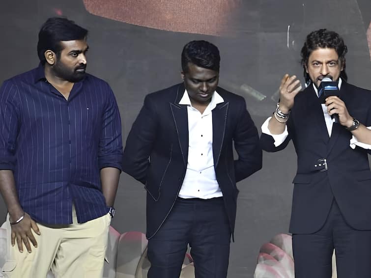 jawan success meet vijay sethupathi shares the first time he met shah rukh khan Jawan Success Meet: வசீகரமான சிந்தனை கொண்டவர்.. சிலாகித்த விஜய் சேதுபதி.. வெட்கப்பட்ட ஷாருக்!