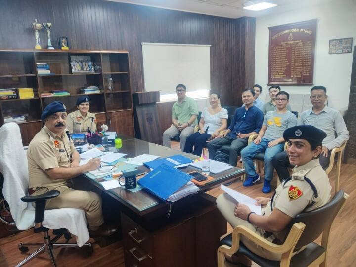 Gurugram DCP Virendra Vij held meeting with North East people said Your safety is police priority ANN Gurugram News: गुरुग्राम DCP विरेंद्र विज ने नॉर्थ ईस्ट के लोगों के साथ की बैठक, बोले- 'आपकी सुरक्षा पुलिस की प्राथमिकता'