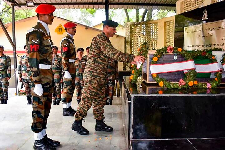 जम्मू-कश्मीर के राजौरी में मंगलवार (12 सितंबर) को  सुरक्षाबलों ने एनकाउंटर के दौरान एक आतंकी को मार गिराया. इस दौरान एक जवान भी शहीद हो गया.