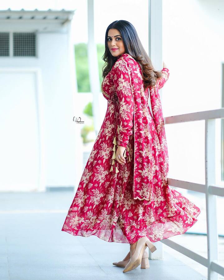 పూర్ణ అందమైన ఫోటోలు Photo Credit: Shamna Kkasim ( purnaa )/Instagram