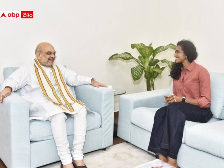 Telangana: Union Home Minister Amit Shah arrives in Hyderabad PV Sindhu met Amit Shah: హైదరాబాద్ లో పీవీ సింధుతో అమిత్ షా భేటీ, యువతకు స్ఫూర్తి అని ట్వీట్