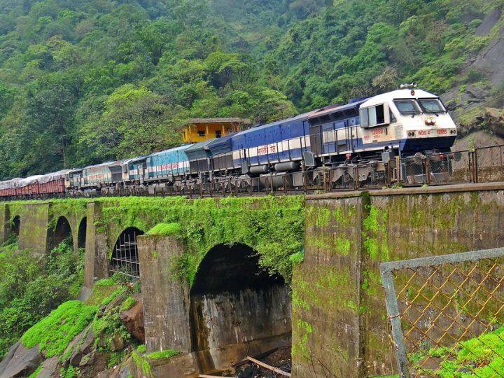 हालांकि, कई बार ट्रेन पटरी से उतर भी जाती हैं, जैसे बीते दिनों ऐसी कई घटनाएं सामने आईं. लेकिन इसके पीछे दूसरी वजहें थीं. कभी भी आपको ये सुनने को नहीं मिलेगा कि बारिश की वजह से ट्रेन फिसल गई. ऐसा इसलिए क्योंकि इसके पीछे वैज्ञानिकों का दिमाग और हाइटेक साइंस काम करती है.