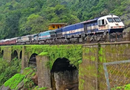 ਹਾਲਾਂਕਿ, ਕਈ ਵਾਰ ਰੇਲ ਗੱਡੀਆਂ ਵੀ ਪਟੜੀ ਤੋਂ ਉਤਰ ਜਾਂਦੀਆਂ ਹਨ, ਕਿਉਂਕਿ ਪਹਿਲਾਂ ਵੀ ਅਜਿਹੀਆਂ ਕਈ ਘਟਨਾਵਾਂ ਸਾਹਮਣੇ ਆ ਚੁੱਕੀਆਂ ਹਨ। ਪਰ ਇਸ ਦੇ ਪਿੱਛੇ ਹੋਰ ਵੀ ਕਾਰਨ ਸਨ। ਤੁਸੀਂ ਕਦੇ ਨਹੀਂ ਸੁਣਿਆ ਹੋਵੇਗਾ ਕਿ ਮੀਂਹ ਕਾਰਨ ਰੇਲਗੱਡੀ ਪਟੜੀ ਤੋਂ ਫਿਸਲ ਗਈ। ਇਹ ਇਸ ਲਈ ਹੈ ਕਿਉਂਕਿ ਇਸ ਦੇ ਪਿੱਛੇ ਵਿਗਿਆਨੀਆਂ ਅਤੇ ਹਾਈ-ਟੈਕ ਵਿਗਿਆਨ ਦਾ ਦਿਮਾਗ ਕੰਮ ਕਰਦਾ ਹੈ।