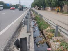 गुरुग्राम: FIR के बाद भी नहीं सुधर रहे लोग, NH से लगे नाले में घरों से लाकर रोज फेंका जा रहा कूड़ा