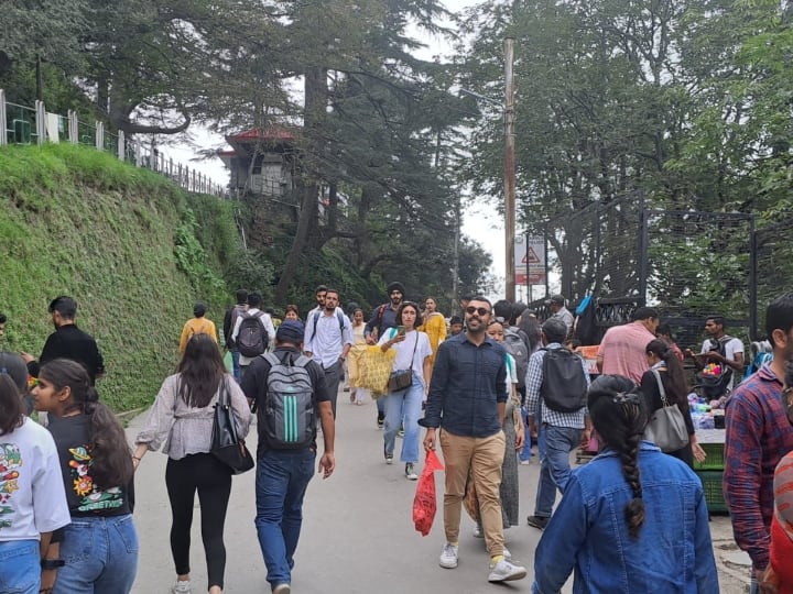 वीकेंड पर पर्यटकों की भीड़ भी बढ़ती हुई नजर आ रही है. इसके अलावा स्थानीय लोग भी मौसम का खूब मजा ले रहे हैं.