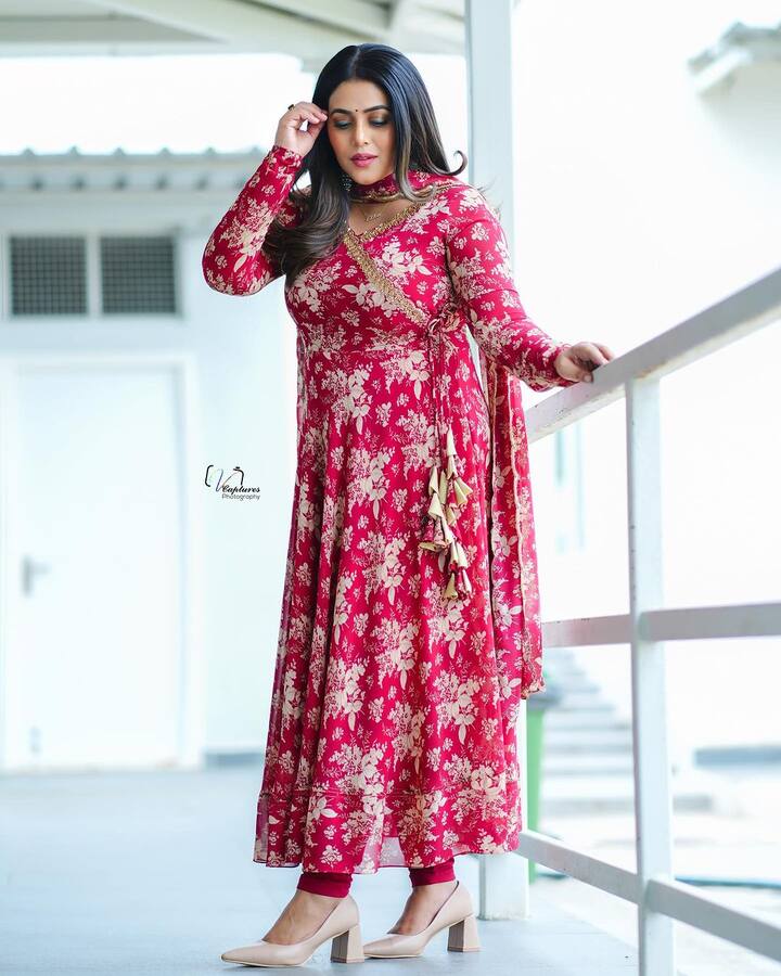 పూర్ణ అందమైన ఫోటోలు Photo Credit: Shamna Kkasim ( purnaa )/Instagram