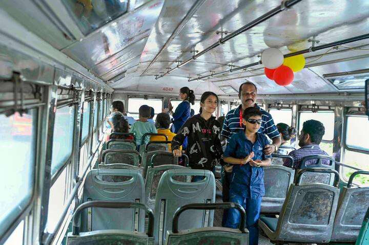 डबल डेकर बस सेवेतून निवृत्त होत असताना शेवटच्या दिवशी अनेक नागरिक आपल्या मुलांना घेऊन बसमधून प्रवास करण्यासाठी आले होते. यानंतर त्यांच्या मुलांना या बसचा अनुभव घेता येणार नसल्याने त्यांनी मुलांना आणलं असल्याचं सांगितलं.